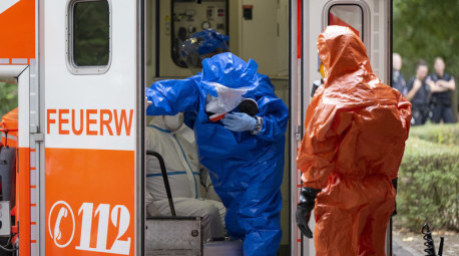Ein Spezialrettungswagen bringt bei einer Übung zum Umgang mit hochinfektiösen Krankheitserregern einen Patienten in die Uniklinik Frankfurt. Foto: Boris Roessler/dpa