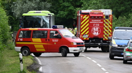 Ein beschädigter Linienbus steht nach einer Kollision mit einem Reisebus in Oberbayern auf der Straße. Mehrere Menschen wurden verletzt. Foto: dpa/Sven Hoppe