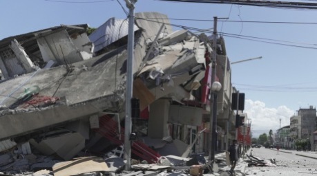 Ein beschädigtes Gebäude in General Santos City zeigt die Folgen des schweren Erdbebens im Süden der Philippinen. Foto: epa/Emil Elbert P. Prudente