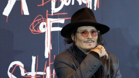 US-Schauspieler Johnny Depp stellt in Tokio seine Ausstellung „A Bunch of Stuff“ mit Gemälden, Zeichnungen und weiteren Kunstwerken vor. Foto: EPA/Franck Robichon