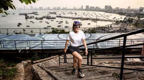 Eine Teilnehmerin absolviert den anspruchsvollen Treppenabschnitt mit Blick auf die Pattaya-Bucht und den Bali-Hai-Pier. Foto: Pattaya Trail