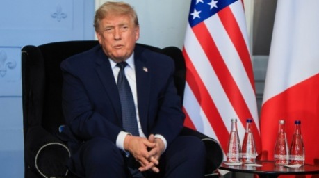US-Präsident Donald Trump nimmt am Rande des G7-Gipfels in Évian-les-Bains an einem bilateralen Treffen mit Frankreichs Präsidenten Emmanuel Macron teil. Foto: Ludovic Marin/Pool epa/dpa.