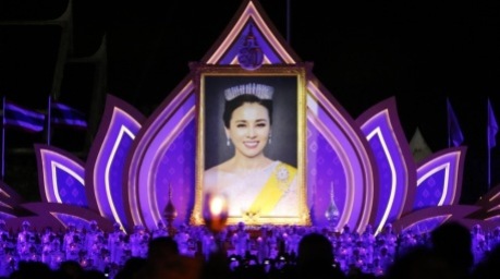 Thailänder versammeln sich mit Kerzen vor einem großen Porträt von Königin Suthida während der Feierlichkeiten zu ihrem 48. Geburtstag auf dem Sanam Luang in Bangkok am 3. Juni 2026. Foto: epa/Narong Sangnak