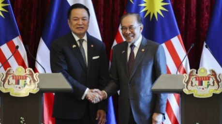 Thailands Premierminister Anutin Charnvirakul (l.) und Malaysias Premierminister Anwar Ibrahim bekräftigen den Ausbau der bilateralen Zusammenarbeit. Foto: epa/Hasnoor Hussain