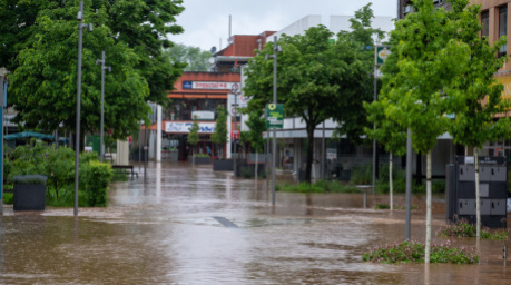 Das Hochwasser der Theel hat Teile der Innenstadt von Lebach überflutet. Foto: Harald Tittel/dpa