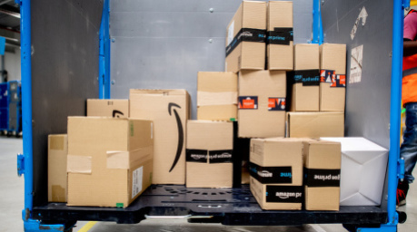 Zahlreiche Pakete liegen im Warenausgang im neuen Logistikzentrum von Amazon auf dem ehemaligen Fliegerhorst Ahlhorn auf einem Rollwagen für den Versand bereit. Foto: Hauke-Christian Dittrich/dpa