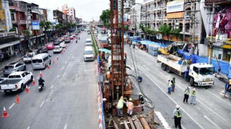 Blick auf die Baustelle der südlichen Purple Line auf der Prajadhipok Road nahe Wongwian Yai, wo es zu einem Straßeneinbruch kam. Bild: Bangkok Metropolitan Administration (BMA)
