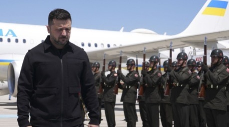 Der ukrainische Präsident Wolodymyr Selenskyj trifft vor dem NATO-Gipfel 2026 auf dem Flughafen Esenboga in Ankara ein. Foto: EPA/Metin Aktaş/pool