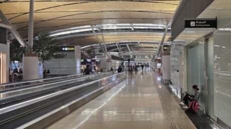 Rechts im Bild eine der Raucherkabinen im neuen SAT-1-Terminal des Suvarnabhumi International Airport in Bangkok, die jedoch im Jahr 2025 geschlossen wurden. Foto: Jahner