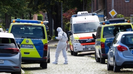 Einsatzkräfte der Spurensicherung sind nach dem Schussattentat auf einer Straße in Stade im Einsatz. Foto: dpa/Ulrich Perrey