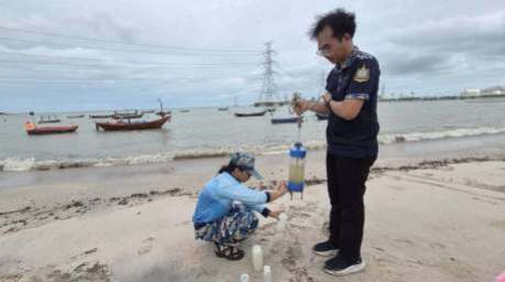 Mitarbeiter des Department of Marine and Coastal Resources entnehmen Wasserproben zur Untersuchung der ungewöhnlichen Verfärbung in der Pradu-Bucht. Bild: Ministry of Natural Resources and Environment