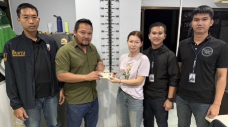 Ein ehrlicher Finder übergibt das aufgefundene Mobiltelefon an die Eigentümerin. Die Polizei von Na Jomtien koordinierte die Rückgabe nach Auswertung von Überwachungskameraaufnahmen. Bild: TMN.TV