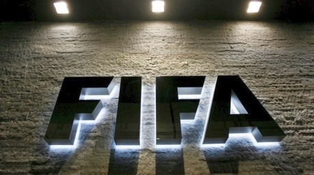 Das FIFA Logo am Hauptsitz der Organisation in Zürich. Foto: epa/Steffen Schmidt