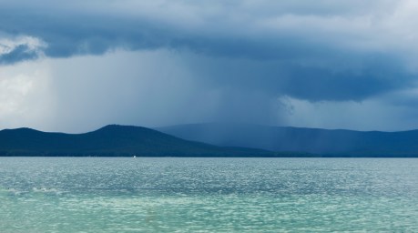Dunkle Regenwolken und kräftige Niederschläge prägen vielerorts das Wetter während der Monsunzeit in Thailand. Das Wetteramt warnt vor starken bis sehr starken Regenfällen. Bild: elizabeth/Unsplash