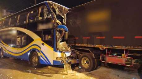 Die Front des Doppeldeckerbusses wurde bei dem Zusammenstoß schwer beschädigt. Bild: JS100 Radio