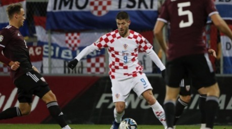 Kroatiens Andrej Kramaric (C) in Aktion während der UEFA EURO 2024. Foto: epa/Toms Kalnins