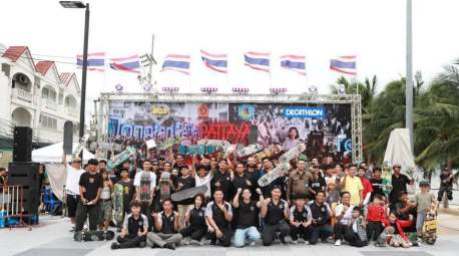 Teilnehmer und Organisatoren des „Pattaya Go Skateboarding Day 2026“ versammeln sich zum gemeinsamen Gruppenfoto. Bild: PR Pattaya