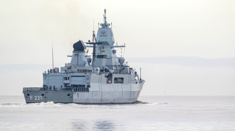 Die Fregatte «Hessen» läuft aus dem Hafen aus. Foto: Sina Schuldt/dpa