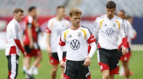 Joshua Kimmich nimmt im Soldier Field in Chicago am Abschlusstraining der Nationalmannschaft teil. Foto: epa/Kamil Krzaczynski
