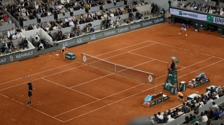 Alexander Zverev schlägt im Viertelfinale der French Open in Paris gegen den Spanier Rafael Jodar zum Aufschlag auf. Foto: epa/Mohammed Badra
