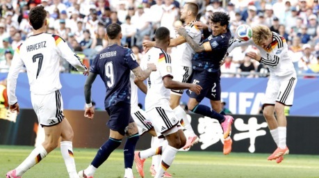 Nick Woltemade köpft den Ball im WM-Achtelfinale Deutschland gegen Paraguay in Boston. Foto: epa/Shawn Thew
