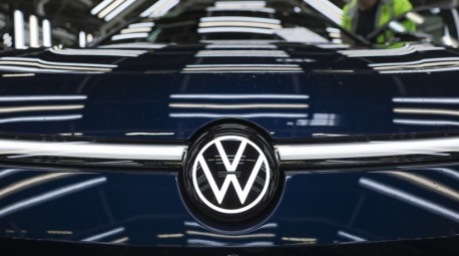 Das Logo von Volkswagen ist am Elektroauto-Werk in Emden zu sehen. Der Konzern plant bis 2030 einen umfangreichen Stellenabbau in Deutschland. Foto: epa/Christopher Neundorf
