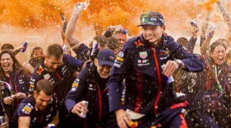 Der holländische Fahrer Max Verstappen von Red Bull Racing feiert mit seinem Team nach dem Sieg beim Großen Preis der Formel 1 der Niederlande auf dem Circuit Zandvoort in Zandvoort. Foto: epa/Remko De Waal