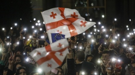 Nach Verabschiedung des Gesetzes über „ausländische Agenten“ in Georgien gehen die Proteste weiter. Foto: epa/David Mdzinarishvili