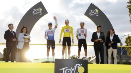 Gesamtsieger Tadej Pogacar steht mit Remco Evenepoel und Isaac del Toro nach der 21. und letzten Etappe der Tour de France in Paris auf dem Siegerpodest. Foto: EPA/Guillaume Horcajuelo