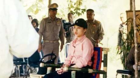 Prinzessin Bajrakitiyabha bei ihrem Besuch des Aufforstungsprojekts im heutigen Wildschutzgebiet Phu Miang–Phu Thong im Jahr 1999. Bild: Department of National Parks, Wildlife and Plant Conservation (DNP)