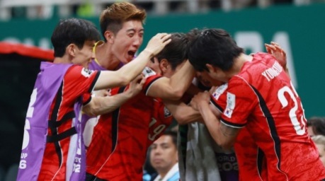 Die Spieler Südkoreas jubeln während des WM-Gruppenspiels gegen Tschechien in Guadalajara. Das Team feiert einen gelungenen Start in die Weltmeisterschaft 2026. Foto: Alex Cruz/epa/dpa
