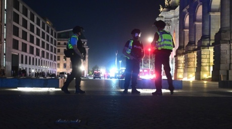 Polizeikräfte sind nach dem Abbruch des Christopher Street Day in Berlin im Einsatz. Foto: dpa/Fabian Sommer