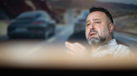 Ibrahim Aslan, Gesamtbetriebsratsvorsitzender der Porsche AG, nimmt an einem Gespräch mit der Deutschen Presse-Agentur (dpa) teil. Foto: Marijan Murat/dpa