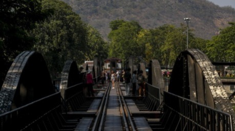 Die historische Todesbahn in Kanchanaburi könnte künftig als UNESCO-Welterbe vorgeschlagen werden. Foto: epa/Diego Azubel