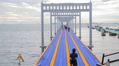 Der neue schwimmende Pier am Lan-Pho-Markt in Naklua wird ab dem 1. Juli zunächst einen Monat lang rund um die Uhr geöffnet. Bild: TMN.TV