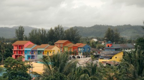 Dunkle Regenwolken ziehen über die Küste von Phang Nga auf. Foto: Bjorn Agerbeek/Unsplash