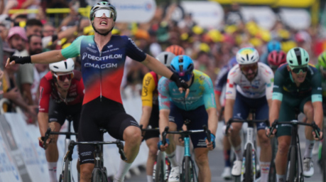 Radsport, UCI WorldTour, Tour de France, Lannemezan - Pau (158,30 km), 5. Etappe: Der Niederländer Olav Kooij jubelt, als er die Ziellinie überquert. Foto: Thibault Camus/Ap/dpa