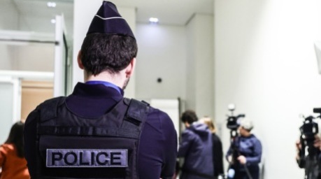 Ein Polizist sichert den Gerichtssaal in Paris während einer Anhörung zur möglichen Sperrung der Plattform Shein in Frankreich. Foto: epa/Teresa Suarez