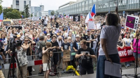Demonstranten versammeln sich vor dem Sitz des tschechischen Fernsehens in Prag, um gegen die geplante Reform der Finanzierung öffentlich-rechtlicher Medien zu protestieren. Foto: epa/Milan Bures