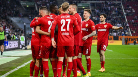 Bundesliga, FC Augsburg - VfB Stuttgart, 33. Spieltag, WWK-Arena. Stuttgarts Serhou Guirassy (3.v.l) jubelt nach seinem Tor zum 0:1 mit der Mannschaft. Foto: Tom Weller/dpa