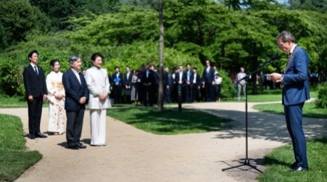 Naruhito und Masako Owada besuchen den Kirschblütenpark in Amstelveen während ihres Staatsbesuchs in den Niederlanden. Foto: epa/Simon Lenskens