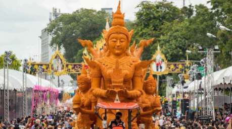 Kunstvoll gestaltete Wachsskulpturen prägen seit 125 Jahren das Kerzenfestival in Ubon Ratchathani. Bild: TAT