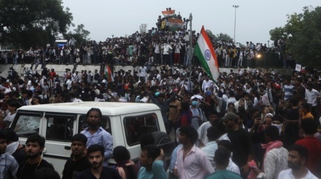 Demonstranten der indischen „Cockroach Janta Party“ marschieren zum Parlament, nachdem ein im Hungerstreik befindlicher Aktivist in Neu-Delhi entfernt wurde. Foto: epa/Vijay Pandey