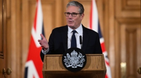 Keir Starmer spricht in der Downing Street über geplante Einschränkungen für die Nutzung sozialer Medien durch Jugendliche. Foto: epa/Jaimi Joy/pool