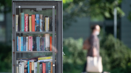 Ein offener Bücherschrank in Frankfurt am Main. Dort können Bücher kostenlos mitgenommen, getauscht oder für andere Leserinnen und Leser bereitgestellt werden. Foto: Boris Roessler/dpa.