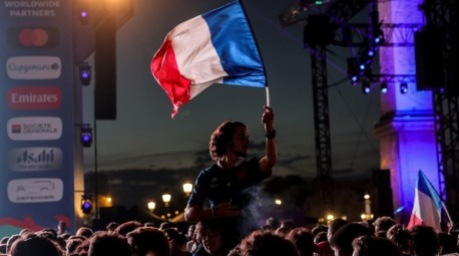 Französische Fans feiern in der Fanzone auf dem Pariser Place de la Concorde während des WM-Auftaktspiels gegen Neuseeland. Foto: epa/Teresa Suarez