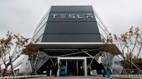 Besucher betreten bei einer von der Regierung organisierten Führung die Tesla-Gigafactory in Shanghai. Foto: EPA/Alex Plavevski