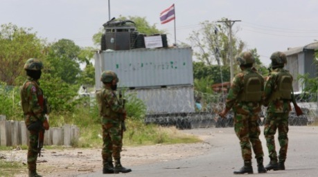 Kambodschanische Soldaten sichern die Grenze in der Provinz Banteay Meanchey vor thailändischen Sperranlagen aus Containern und Stacheldraht. Foto: epa/Kith Serey