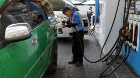 Thailand gibt den Rückgang der Weltmarktpreise an Autofahrer weiter. Foto: epa/Rungroj Yongrit