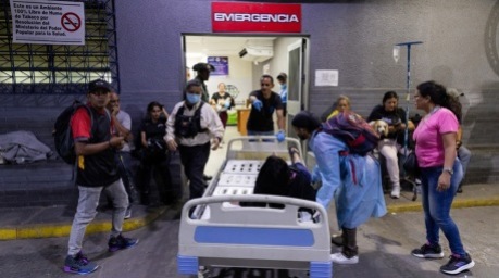 Ein Verletzter wird nach den schweren Erdbeben in die Notaufnahme eines Krankenhauses in Caracas gebracht. Foto: EPA/Rayner Peña